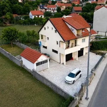 Pogled iz vazduha na kuću sa dvoriijem, garažom i parkingom. - image 8