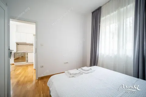 Spavaća soba sa bračnim krevetom i pogledom na kuhinju. - image 16