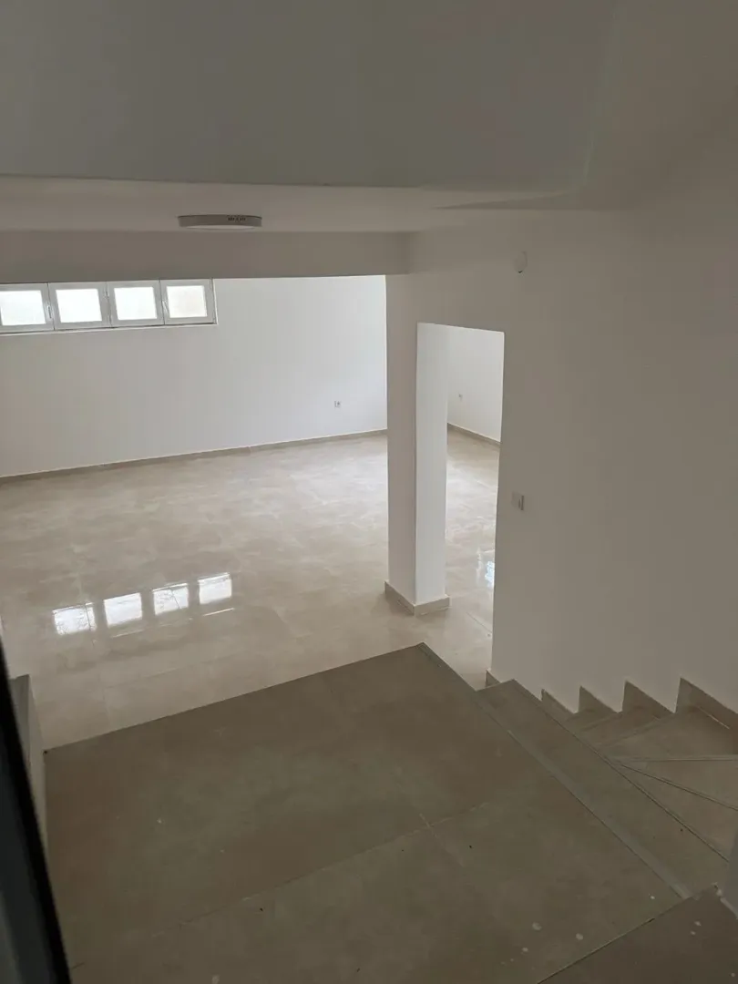 Izdavanje, kuća, 500m², Stari Aerodrom, Podgorica