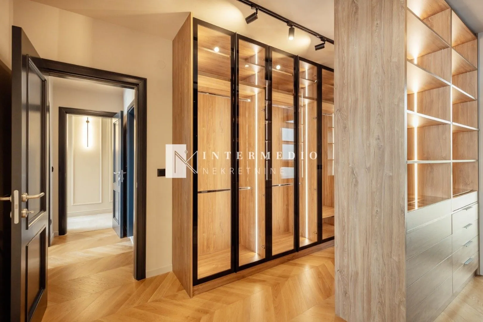 Prodaja, dvosoban stan, 180m², Savina, Herceg Novi