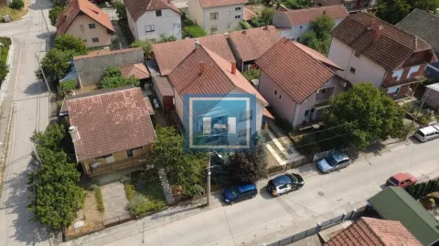 Pogled iz vazduha na kuću i okolno naselje sa ulicom. - image 72