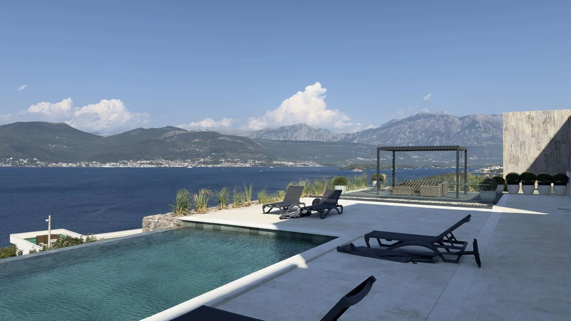 Prodaja, jednosoban stan, 157m², Krašići, Tivat