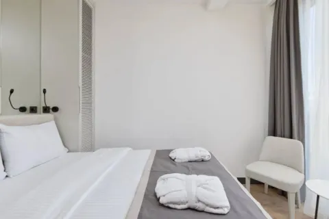 Moderna spavaća soba sa bračnim krevetom, foteljom i garderoberom. - image 5