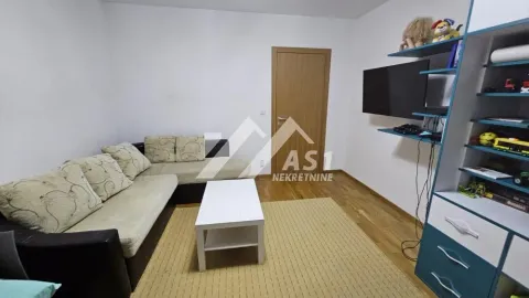 Dnevna soba sa garniturom, stočićem i zidnim televizorom. - image 4