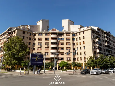 Prodaja, trosoban stan, 120m², Blok 7, Podgorica - image 1