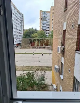 Pogled sa prozora na okolne zgrade i dvorište. - image 10