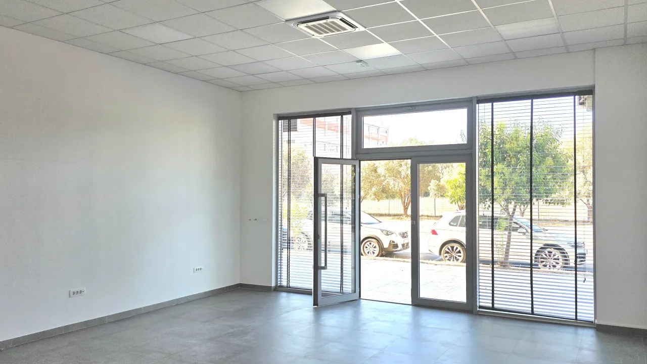 Izdavanje, poslovni prostor, 60m², Centar, Bar