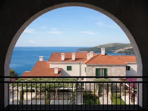 Pogled sa terase na kuću i more. - image 3