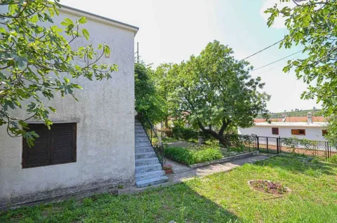 Dvorište kuće sa spoljašnjim stepenicama i zelenilom. - image 8
