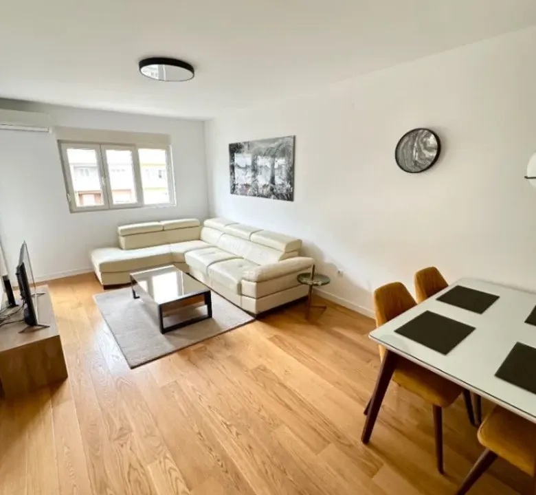 Izdavanje, dvosoban stan, 76m², Central Point, Podgorica