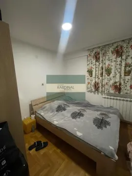 Furnished bedroom with a double bed and parquet flooring. - image 3