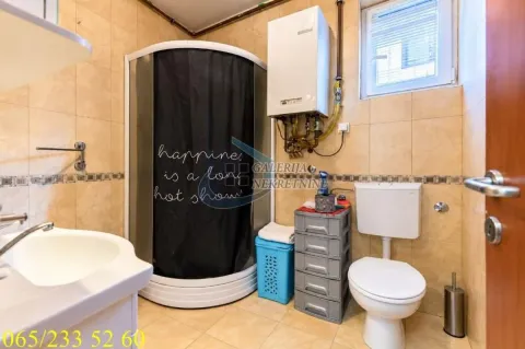 Kupatilo sa tuš kabinom, umivaonikom, WC šoljom i zidnim bojlerom. - image 12