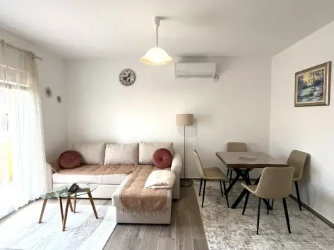 Izdavanje, stan, 55m², Tivat, Crna Gora