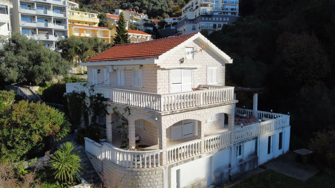 Izdavanje, kuća, 240m², Sveti Stefan, Budva
