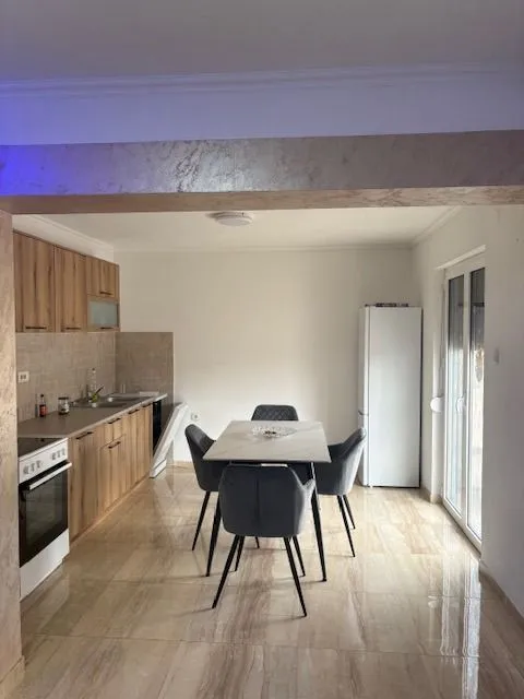 Izdavanje, trosoban stan, 130m², Vranići, Podgorica