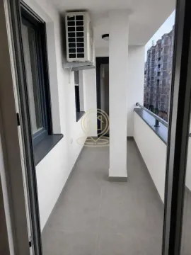 Dugačak popločani balkon sa klima uređajem i pogledom na susednu zgradu. - image 8