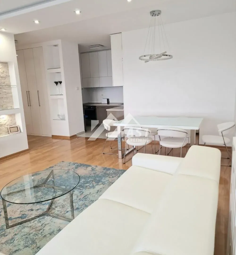 Izdavanje, trosoban stan, 105m², Novi Sad Sve Podlokacije, Novi Sad