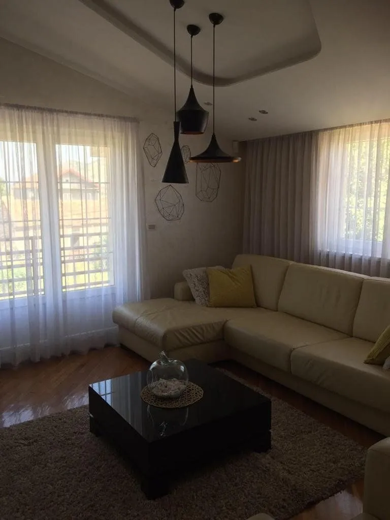 Izdavanje, kuća, 320m², Gornja Gorica, Podgorica