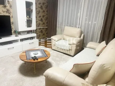 Nameštena dnevna soba sa garniturom i TV komodom. - image 2