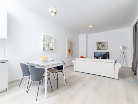 Izdavanje, jednosoban stan, 54m², Centar, Budva - image 3