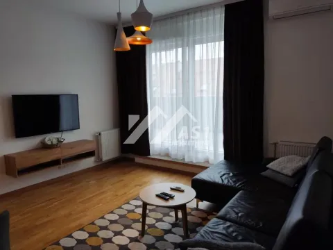Dnevna soba sa garniturom za sedenje, TV-om i velikim prozorom. - image 2
