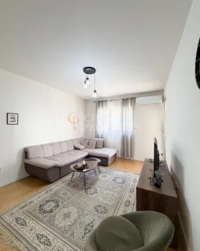 Dnevna soba sa garniturom, stočićem i televizorom. - image 11
