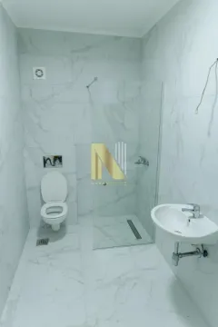 Moderno renovirano kupatilo sa tuš kabinom obloženo mermernim pločicama. - image 8