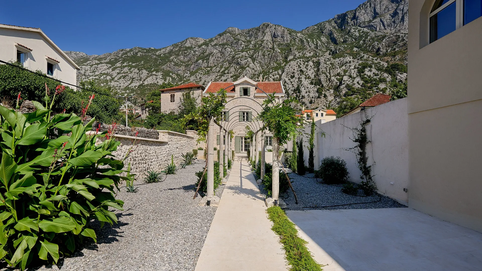 Izdavanje, kuća, 200m², Dobrota, Kotor