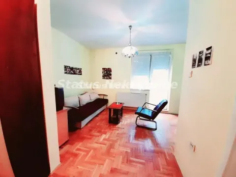 Dnevna soba sa garniturom za sedenje i parketom na podu. - image 8