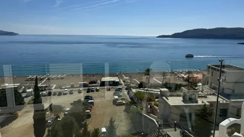 Pogled na more i plažu sa terase. - image 7