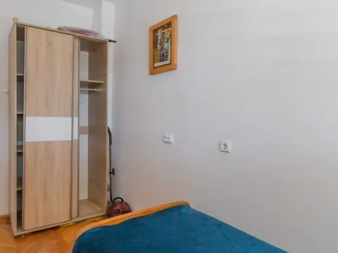 Rent, two bedroom apartment, 400m², Tološi, Podgorica - image 4