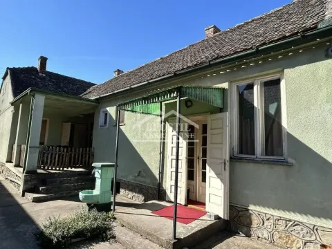 Pogled na spoljašnjost tradicionalne kuće sa dvorištem i ulaznim vratima. - image 13