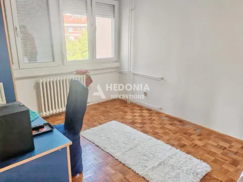 Prazna soba sa prozorom, drvenim parketom i radnim stolom. - image 8