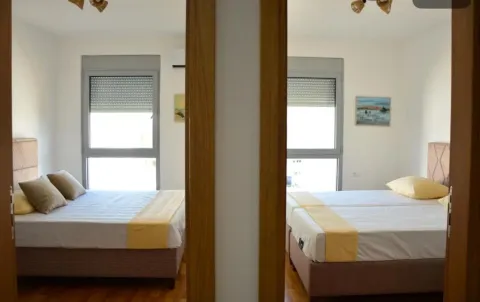 Pogled kroz vrata na dvije uređene spavaće sobe sa krevetima. - image 7