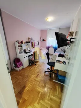Dečja spavaća soba sa dva kreveta i radnim stolovima. - image 13
