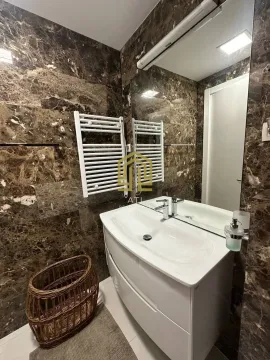 Moderne kupatilo sa umivaonikom, ogledalom i mermernim pločicama. - image 10