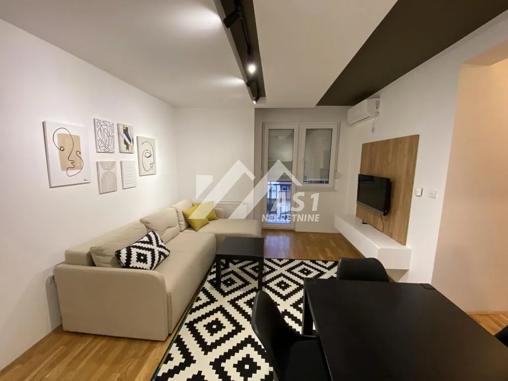 Izdavanje, dvosoban stan, 39m², Centar, Novi Sad