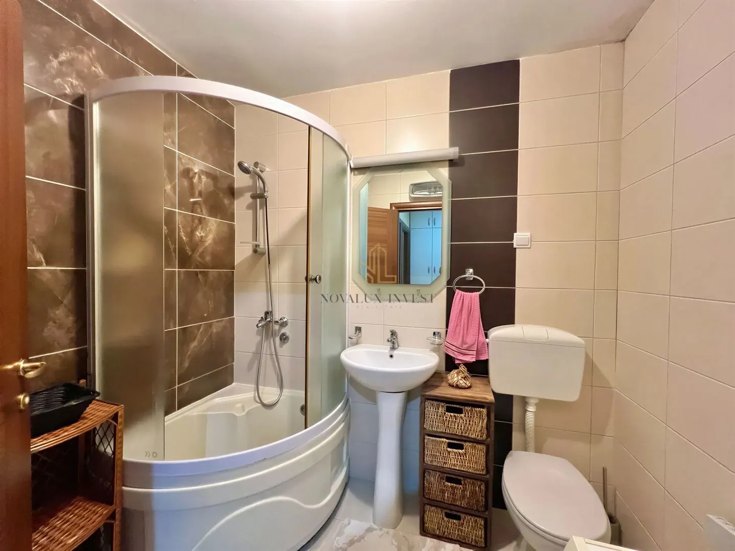 Bathroom equipped with a shower cabin, washbasin, and toilet.