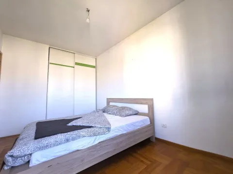Svjetla spavaća soba sa bračnim krevetom i ugradnim plakarom. - image 7