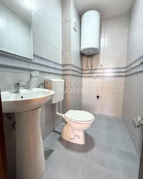 Kupatilo opremljeno umivaonikom, WC šoljom i bojlerom. - image 5