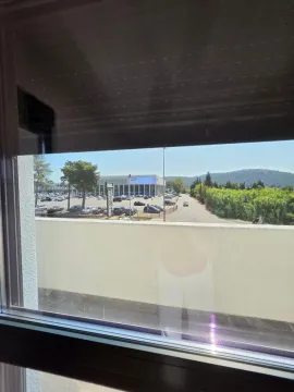 Pogled sa prozora na okolinu i parking. - image 8