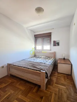 Spavaća soba sa bračnim krevetom i noćnim stočićem. - image 10