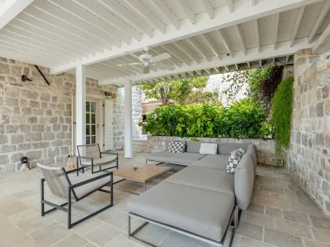 Izdavanje, kuća, 382m², Perast, Kotor - image 44