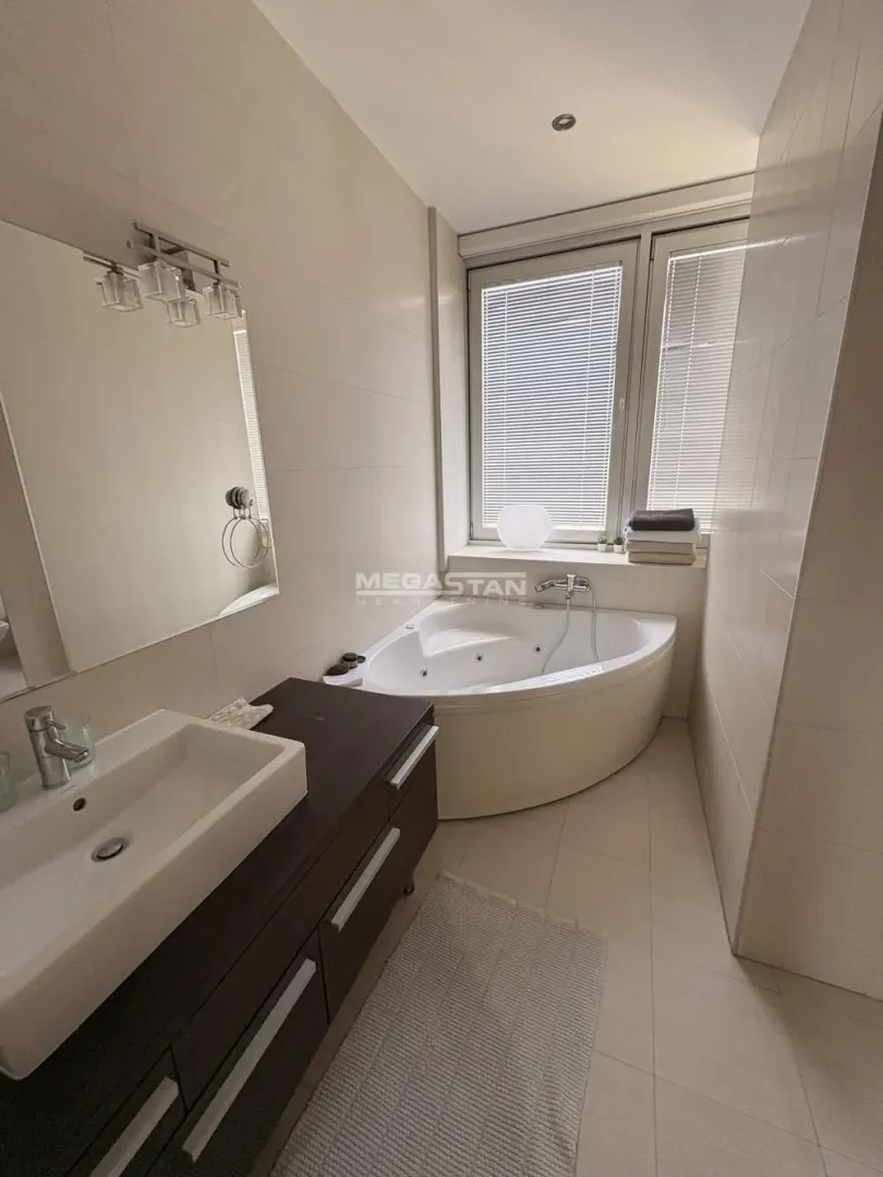 Izdavanje, četvorosoban stan, 220m², Savski Venac, Beograd