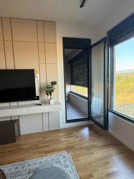 Dnevna soba sa televizorom i izlazom na terasu. - image 9