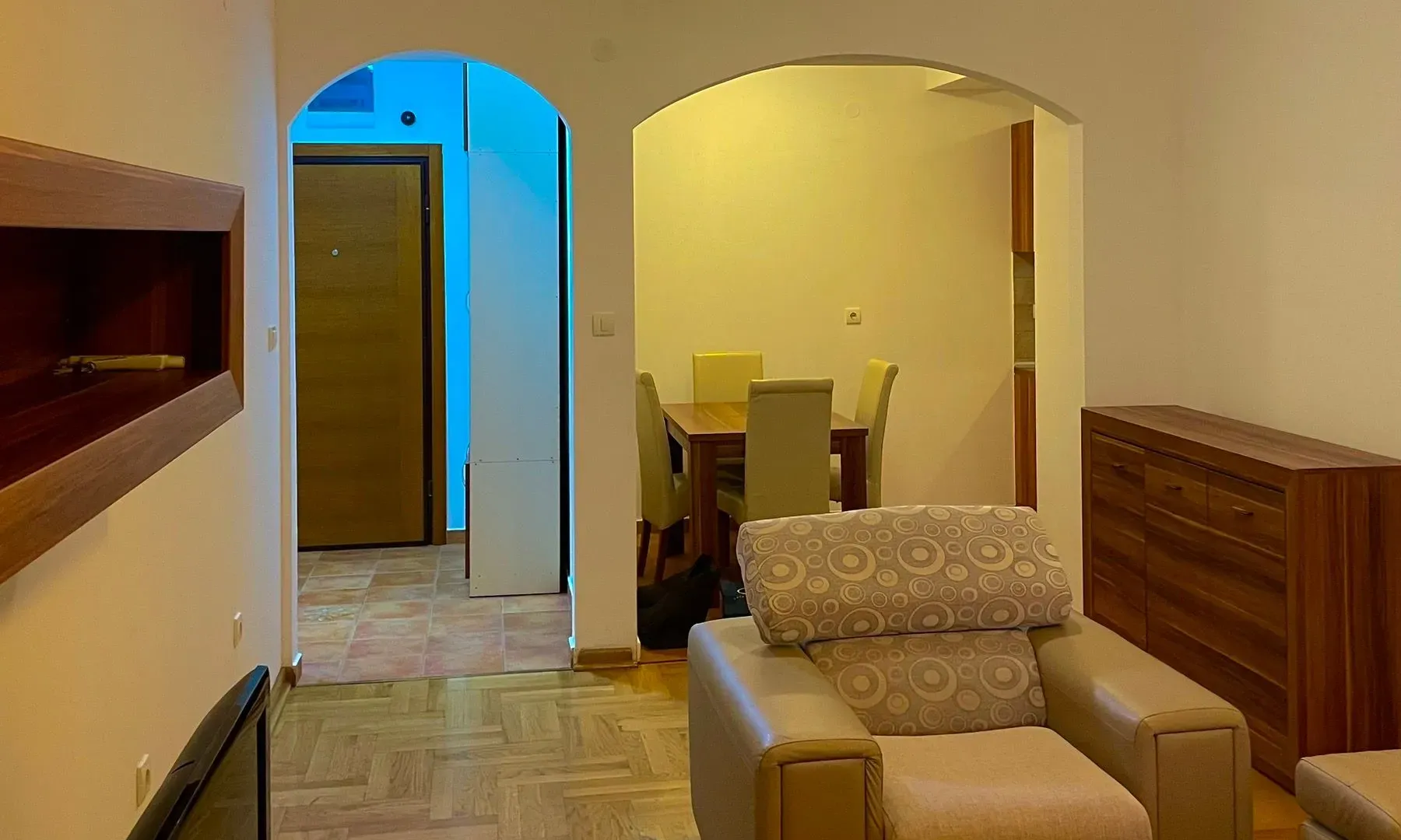 Izdavanje, jednosoban stan, 63m², Rozino, Budva