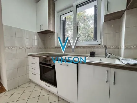 Manja kuhinja sa ugradnim elementima i prozorom iznad sudopere. - image 10