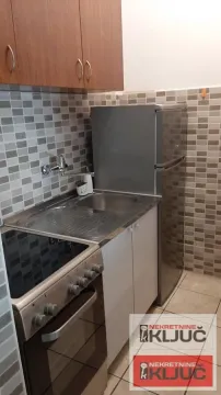 Manja kuhinja sa sudoperom, šporetom i frižiderom. - image 9