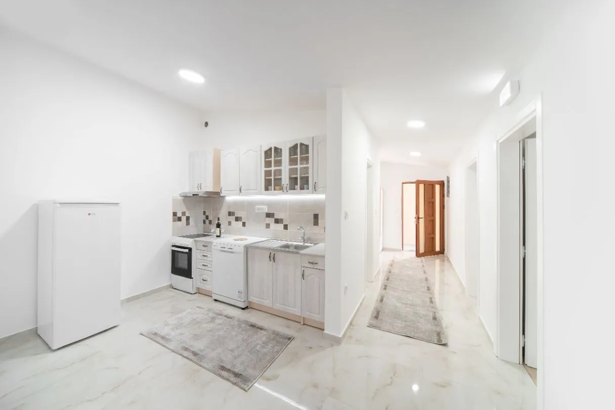 Izdavanje,  stan, 93m2, Škaljari, Kotor