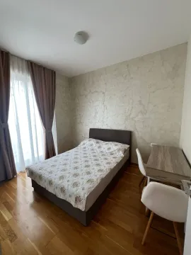Spavaća soba sa bračnim krevetom, radnim stolom i stolicama. - image 12